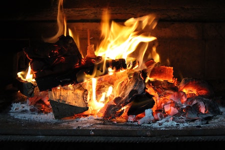 Am Lagerfeuer grillen