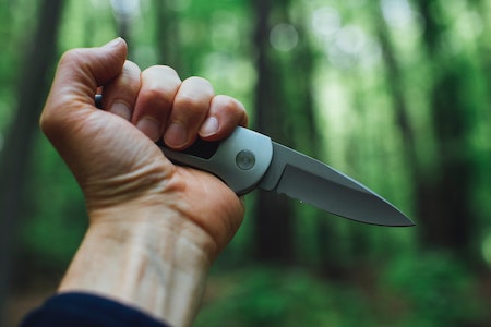 Survival Messer im Wald